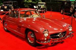 300 SL Gullwing in rot