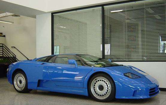Bugatti EB110 im typischen blau