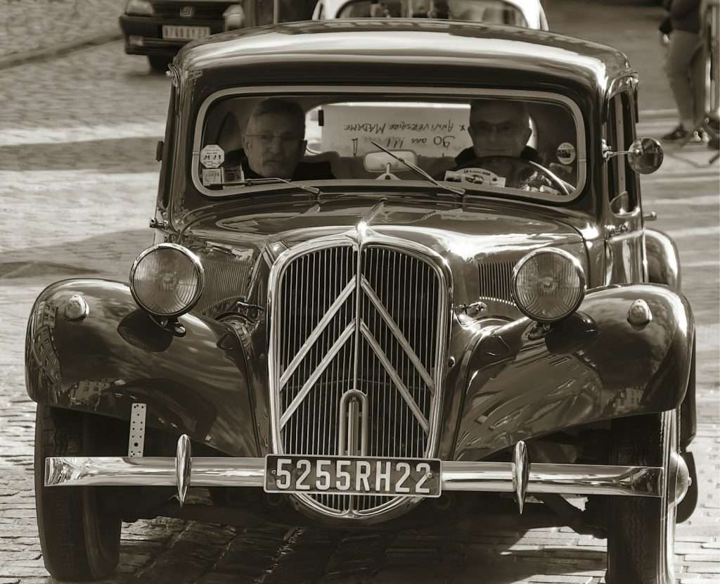 A black and white photo of a vintage car Citroën Traction Avant