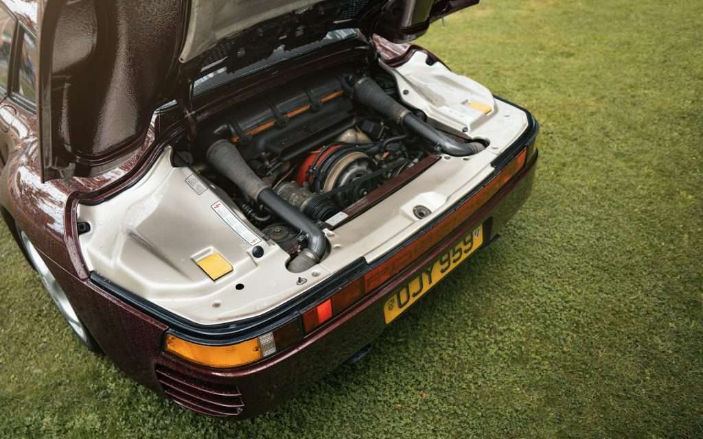 A car with its hood open on the Porsche 959