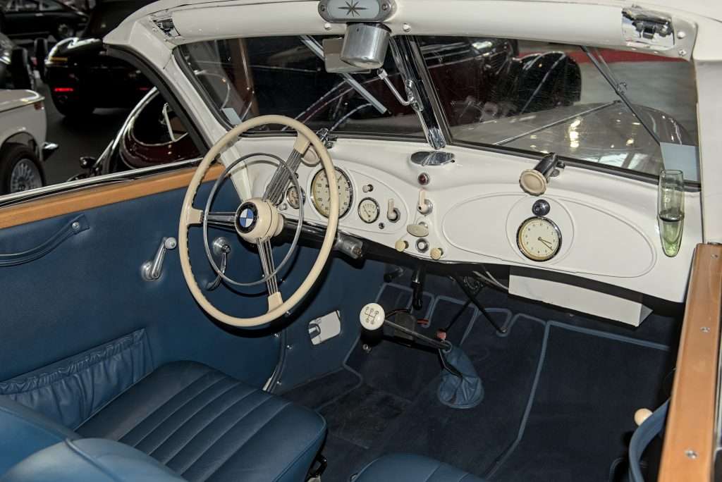 BMW 326 innenraum blau weiss edel