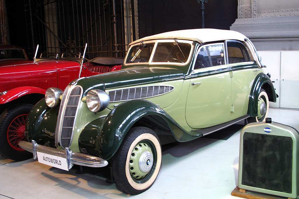 BMW 326 Cabriolet grün im Museum