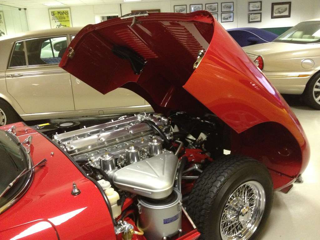 Jaguar E-Type offene motorhaube mit blick auf den V12
