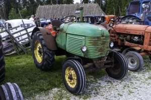 Steyr 180 mit zahlreichen Roststellen am Hinterhof geparkt
