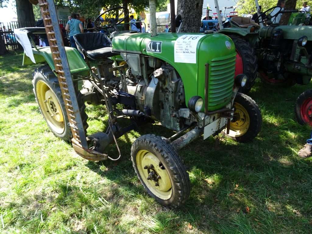 Steyr 80 im originalen grün mit angebautem mähwerk