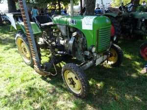 Steyr 80 im originalen grün mit angebautem mähwerk