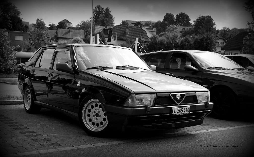 Alfa Romeo 75 schwarzweiss bild